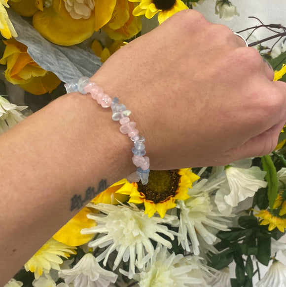 Aquamarine/rose quartz chip bracelet